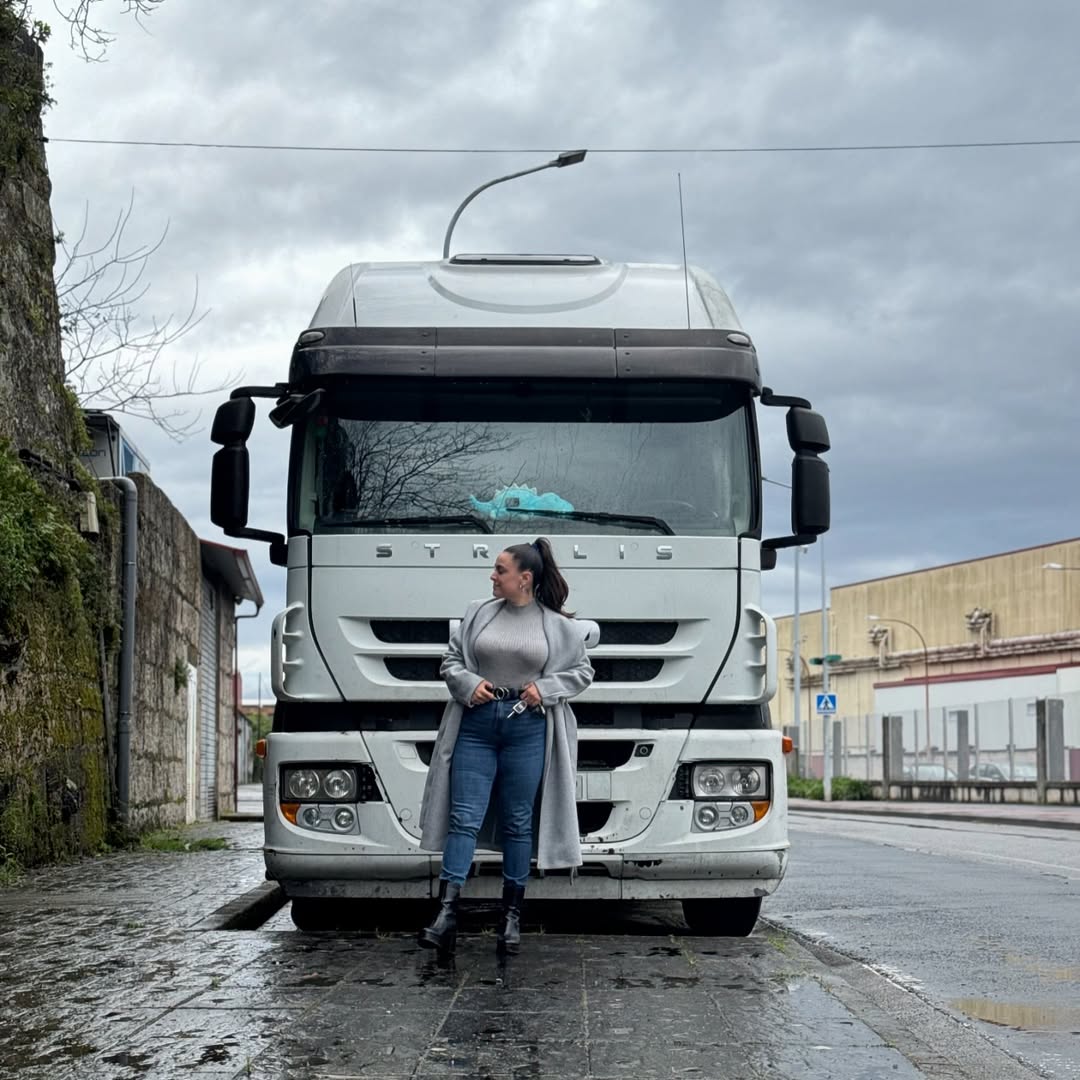 O tânără a renunțat la munca într-un depozit de fructe și s-a făcut șoferiță de TIR în Spania. Au convins-o camionagiii care descărcau mărfurile