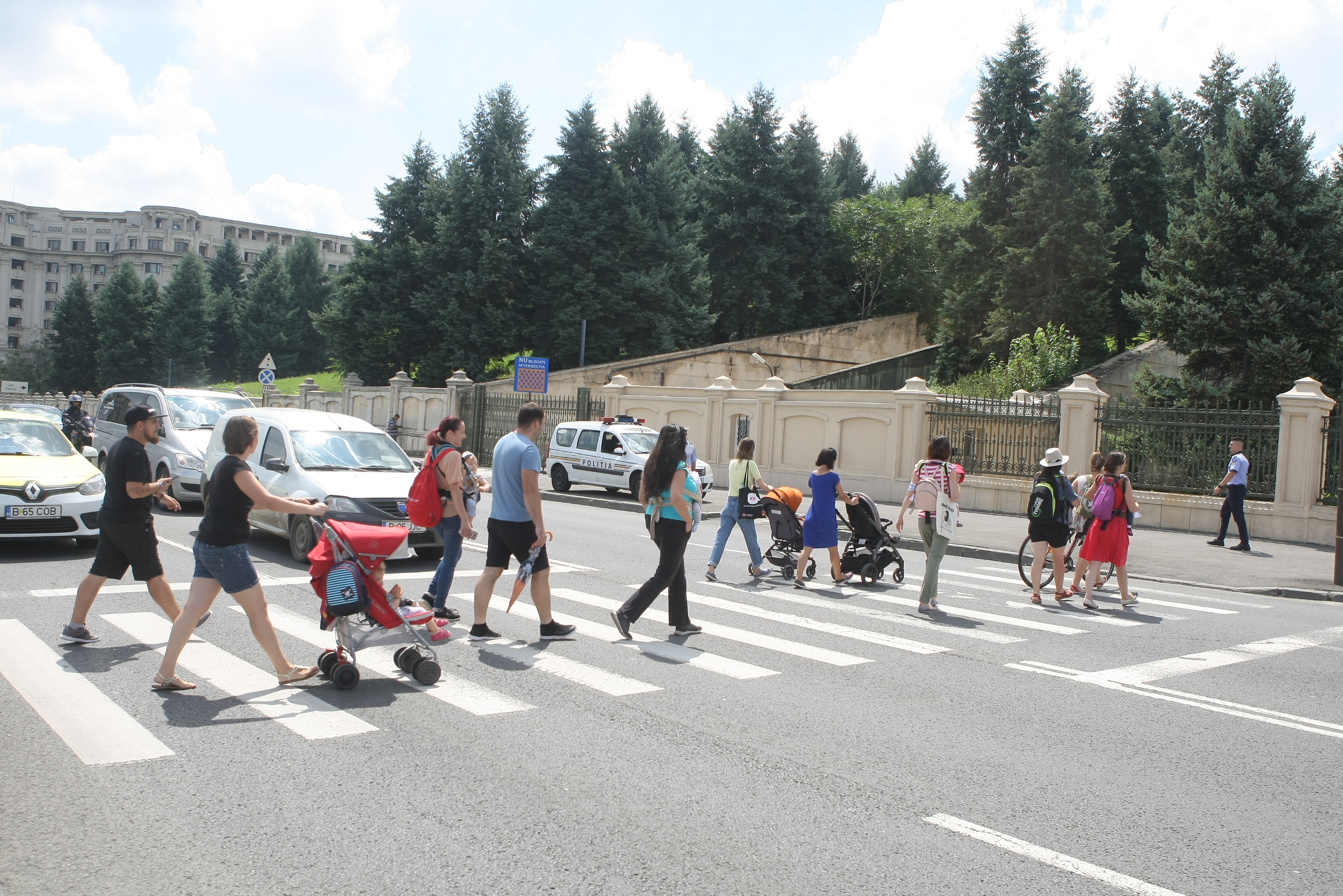 FOTO&VIDEO/ Protest al mamelor la Palatul Parlamentului. Au traversat încontinuu pe o trecere de pietoni din zona Parcului Izvor