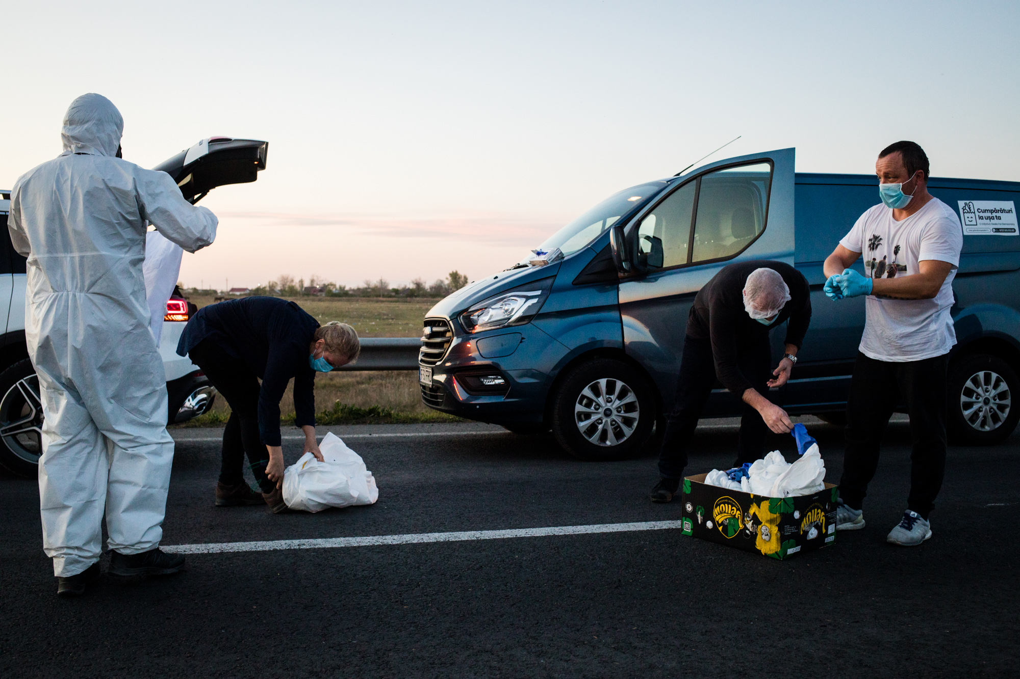 Imagini ale solidarității din Țăndărei, acolo unde peste 150 de familii au primit pachete cu produse de igienă și alimente