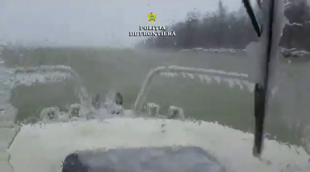 VIDEO/ Opt persoane rămase izolate și fără mâncare în Insula Mică a Brăilei din cauza vremii, salvate de polițiștii de frontieră
