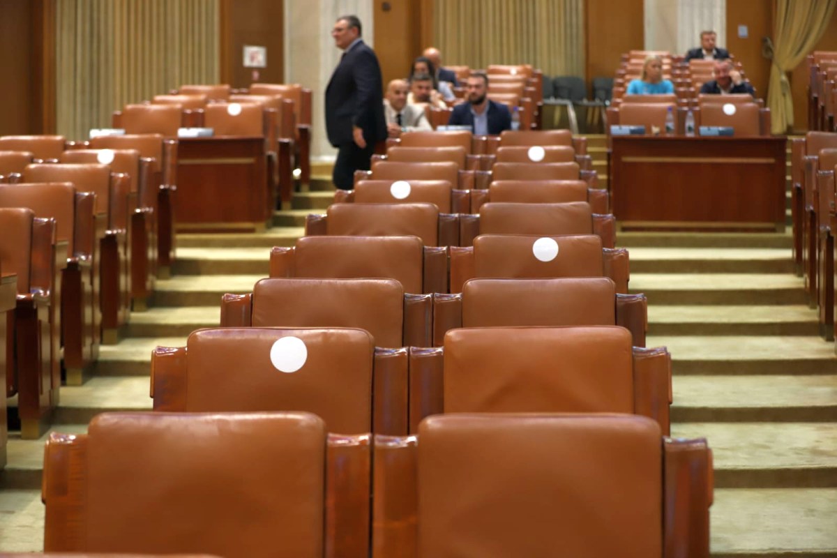 Toate cele patru moțiuni de cenzură depuse împotriva Guvernului Bolojan au fost respinse în Parlament. Ce urmează