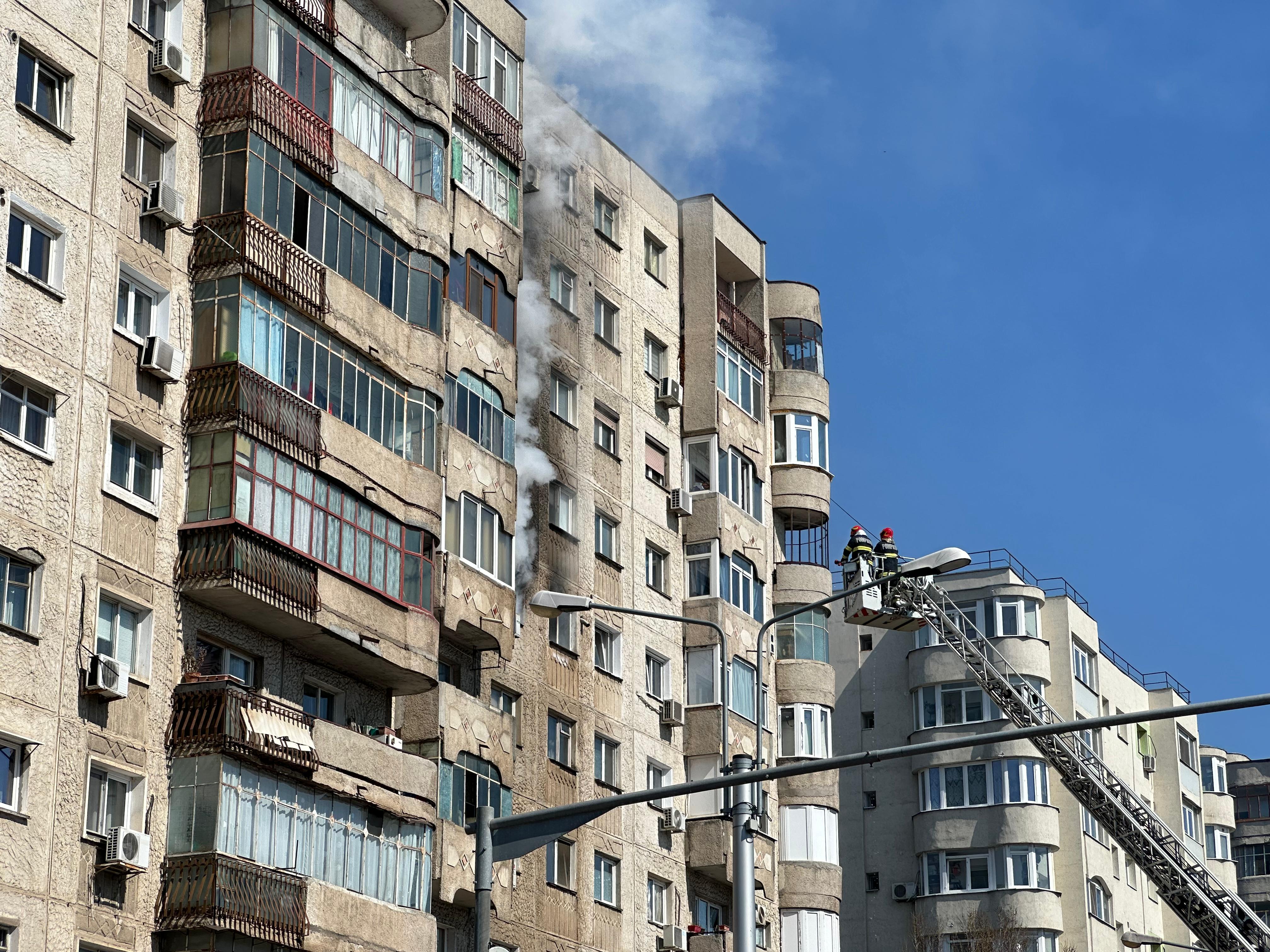 Incendiu la o locuință dintr-un bloc din Capitală. Zeci de locatari, evacuați, cinci au ajuns la spital