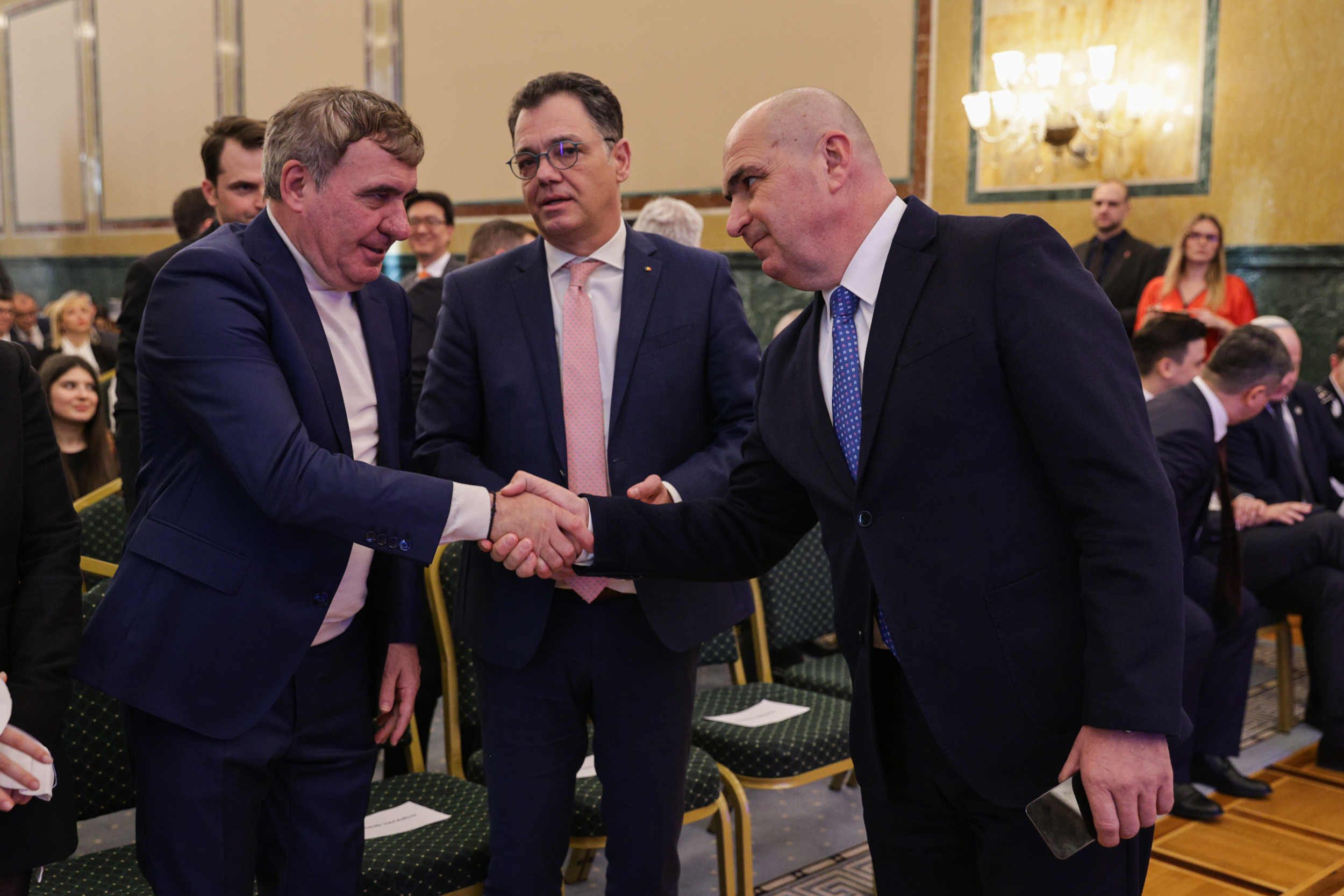 Românii pot călători în SUA fără vize din 31 martie. Decizia, oficializată de Marcel Ciolacu, ambasadoarea SUA și Hagi: „Un moment istoric”