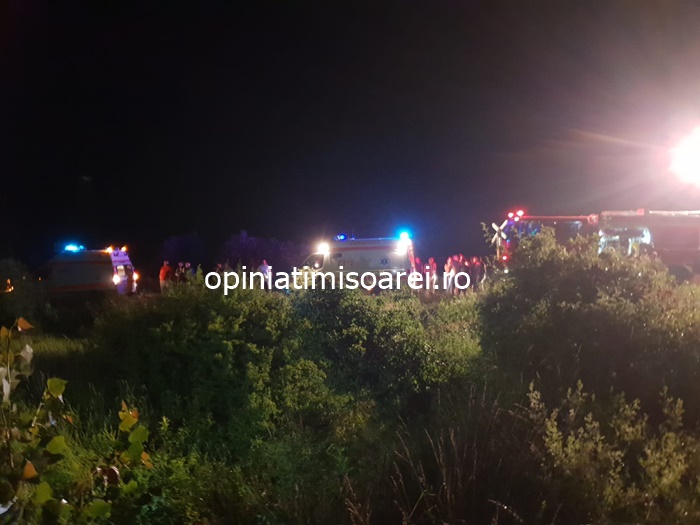 Accident extrem de grav pe o șosea în Timiș, cinci morți și un copil grav rănit. Mașina s-a rostogolit 50 de metri