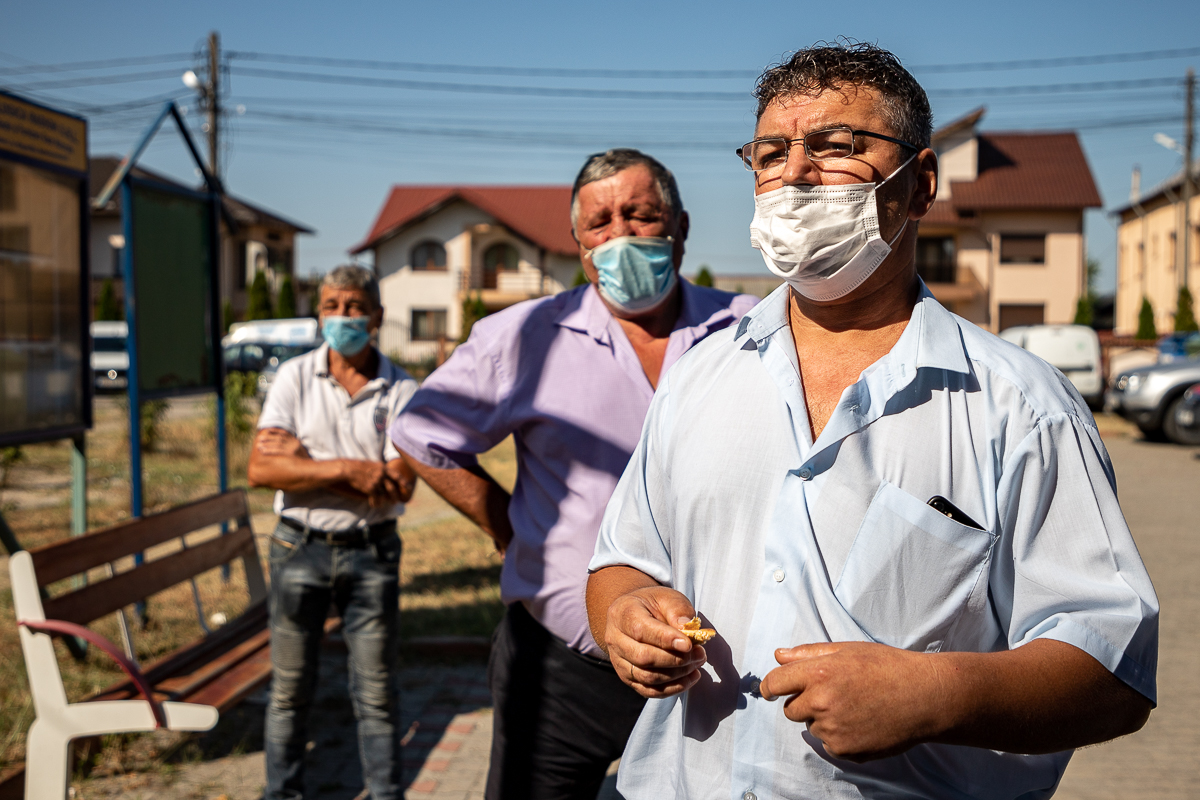 VIDEO | Bătălia pentru apă continuă în Poiana Lacului. Sătenii protestează, primarul le promite apă la program: “Dacă mor, n-au cu ce să mă spele!”