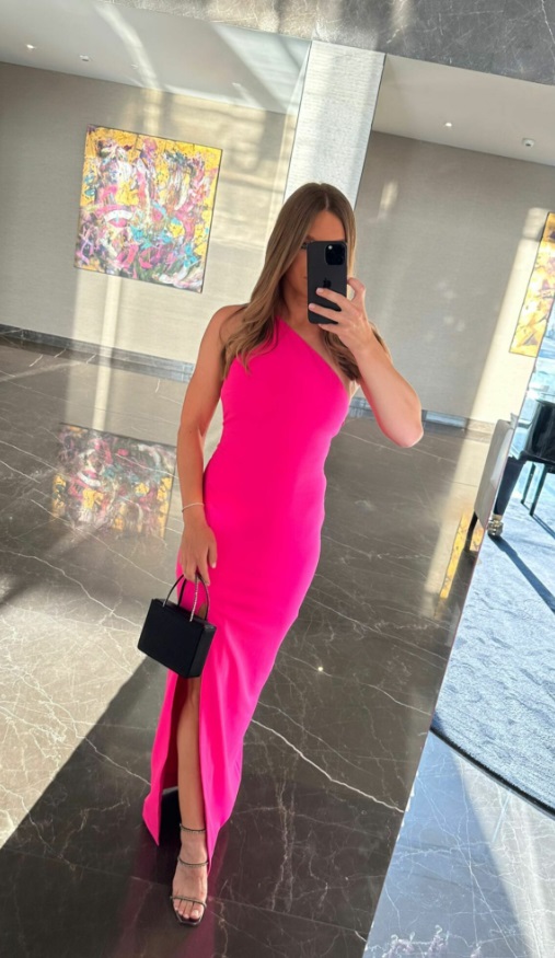 Cât costă ținuta roz purtată de Simona Halep recent. Sportiva a făcut furori la nunta prietenei sale