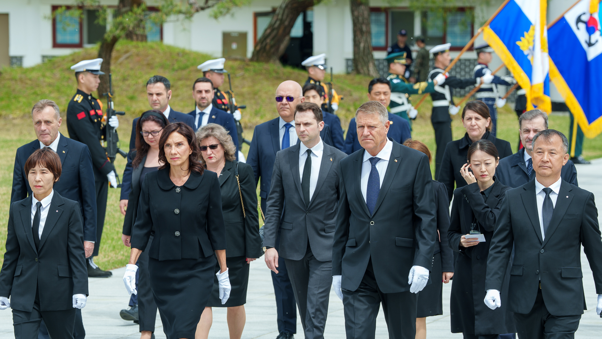 Iohannis a decolat din Sibiu către Coreea de Sud cu un avion de lux. Miniștrii din delegație au călătorit separat