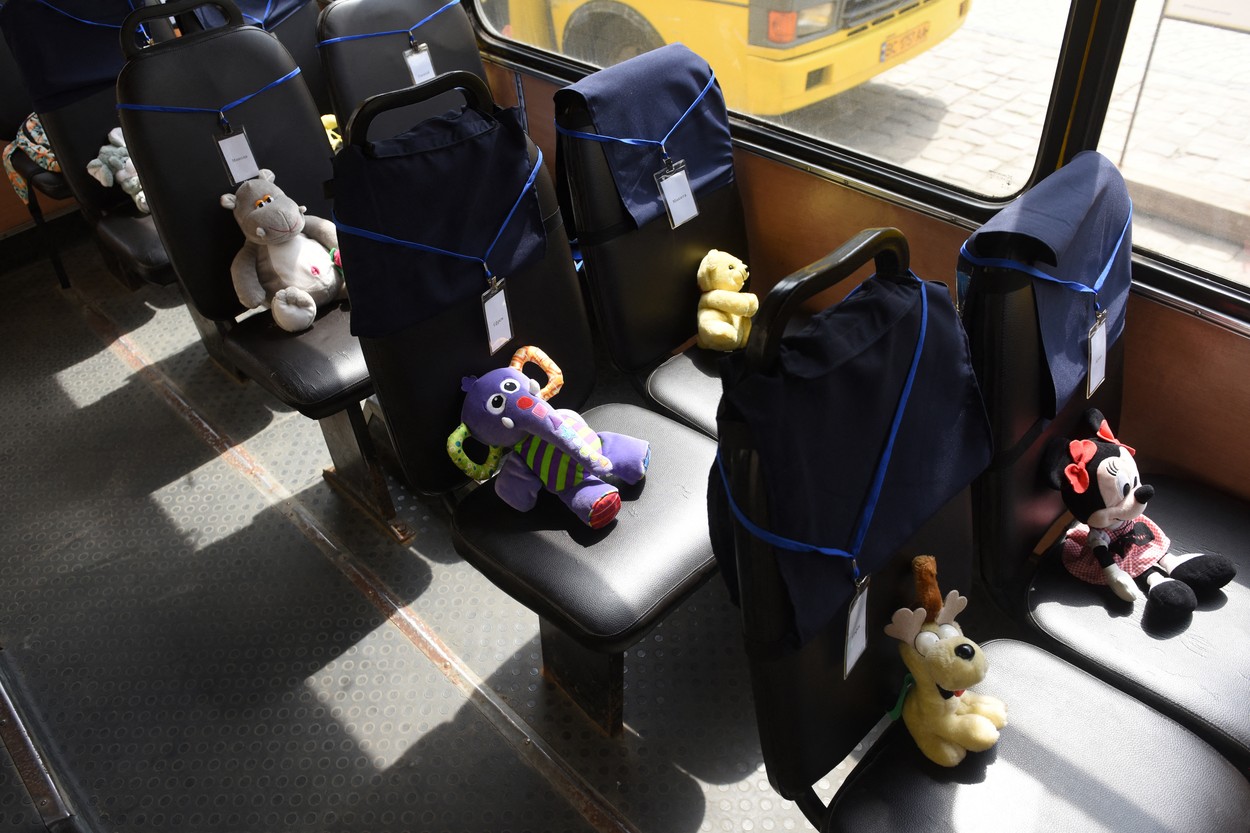 „Excursia care nu va avea loc niciodată”. Memorial cu autobuze școlare goale, în centrul Liovului, pentru cei 243 de copii uciși în război