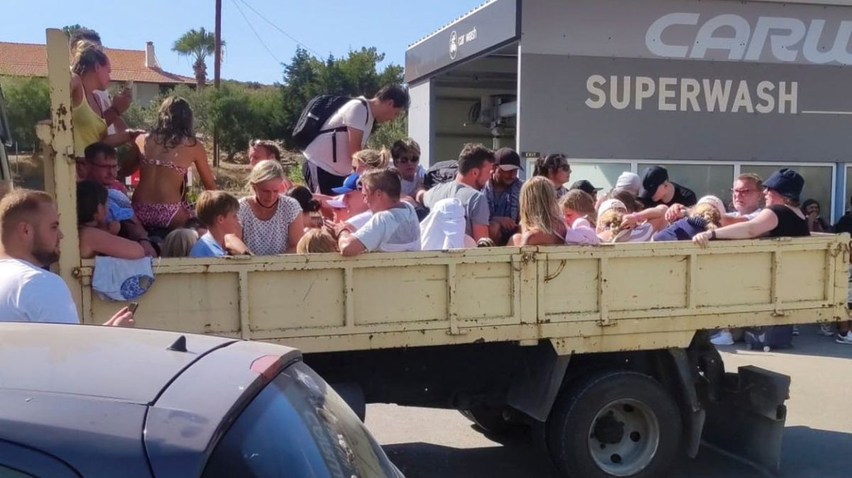 Mii de localnici și turiști, evacuați din case și hoteluri din calea flăcărilor, în Rodos. „Nu e un incendiu care se va termina mâine sau poimâine”