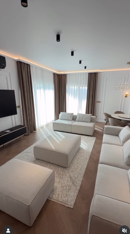 Imagini din noua casă a Georgianei Lobonț. Livingul este imens. Artista a ales culori calde și relaxante pentru decor
