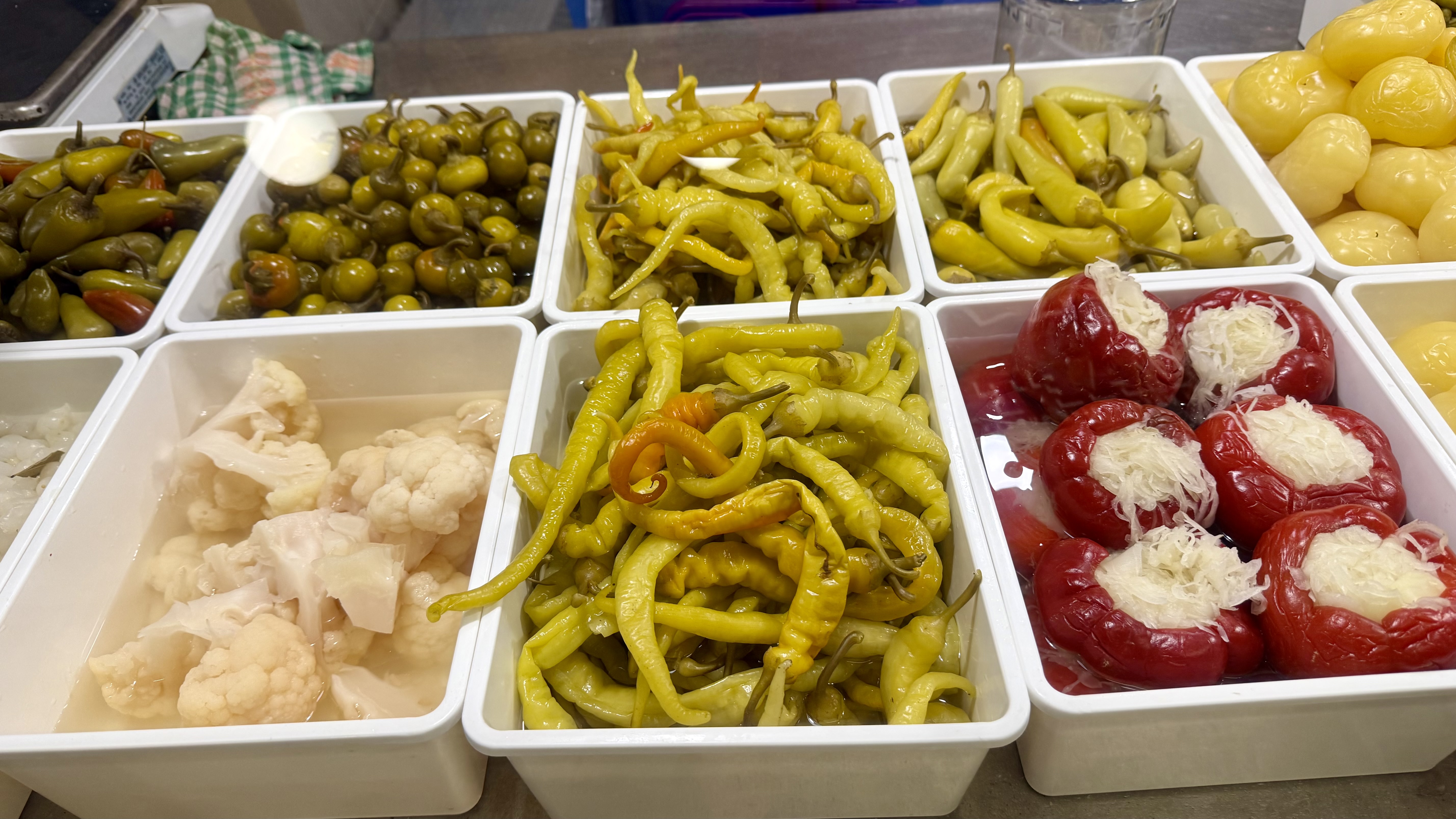 Spectacol culinar total la doi pași de România. Cât costă o porție de gulaș și ce-am descoperit într-o piață unicat