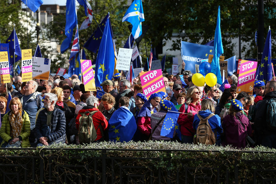 BREXIT | Parlamentul britanic a blocat acordul privind ieșirea țării din UE, în timp ce zeci de mii de oameni protestează. Boris Johnson, forțat să ceară o nouă amânare