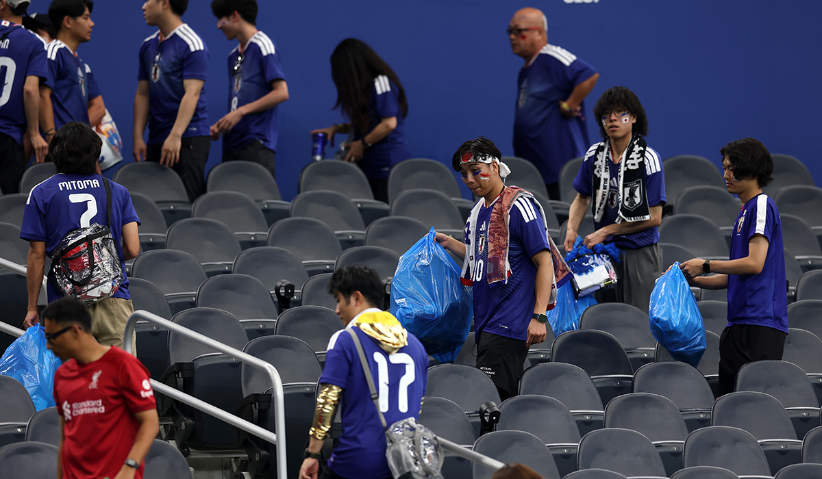 VIDEO Spectatorii japonezi uimesc lumea la Cupa Mondială făcând curățenie pe stadioane. "Învață de mici să nu creeze neplăceri. E o parte a culturii lor"