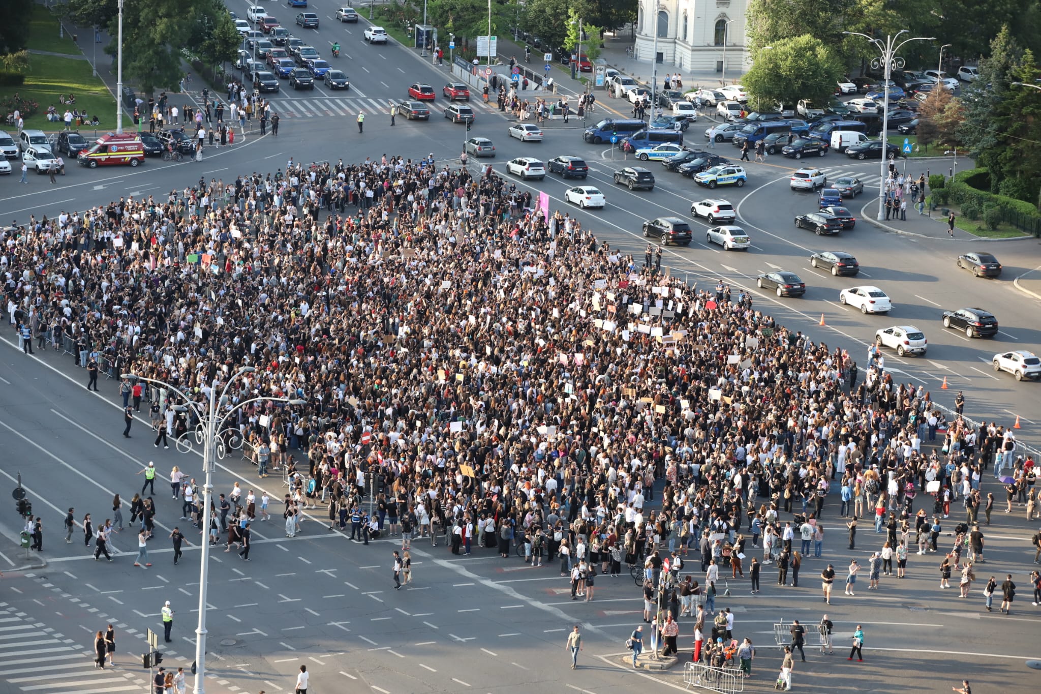 Miting de solidaritate cu femeile victime ale abuzului, în faţa Guvernului, după uciderea Teodorei Marcu. Peste 3.000 de persoane la protest