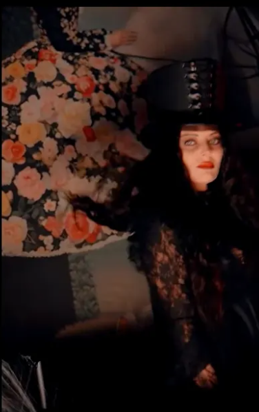 Cum s-a costumat Delia de Halloween. Artista, aproape de nerecunoscut într-un club din Capitală