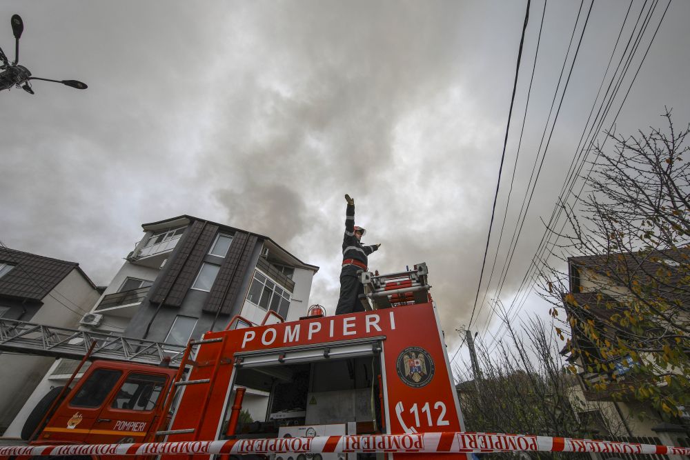 VIDEO/ Locuitorii din Chiajna aduc acuzații dure, după incendiul care a cuprins trei blocuri. "E posibil să fi rămas doar cu hainele de pe mine!”. De la ce ar fi pornit incendiul