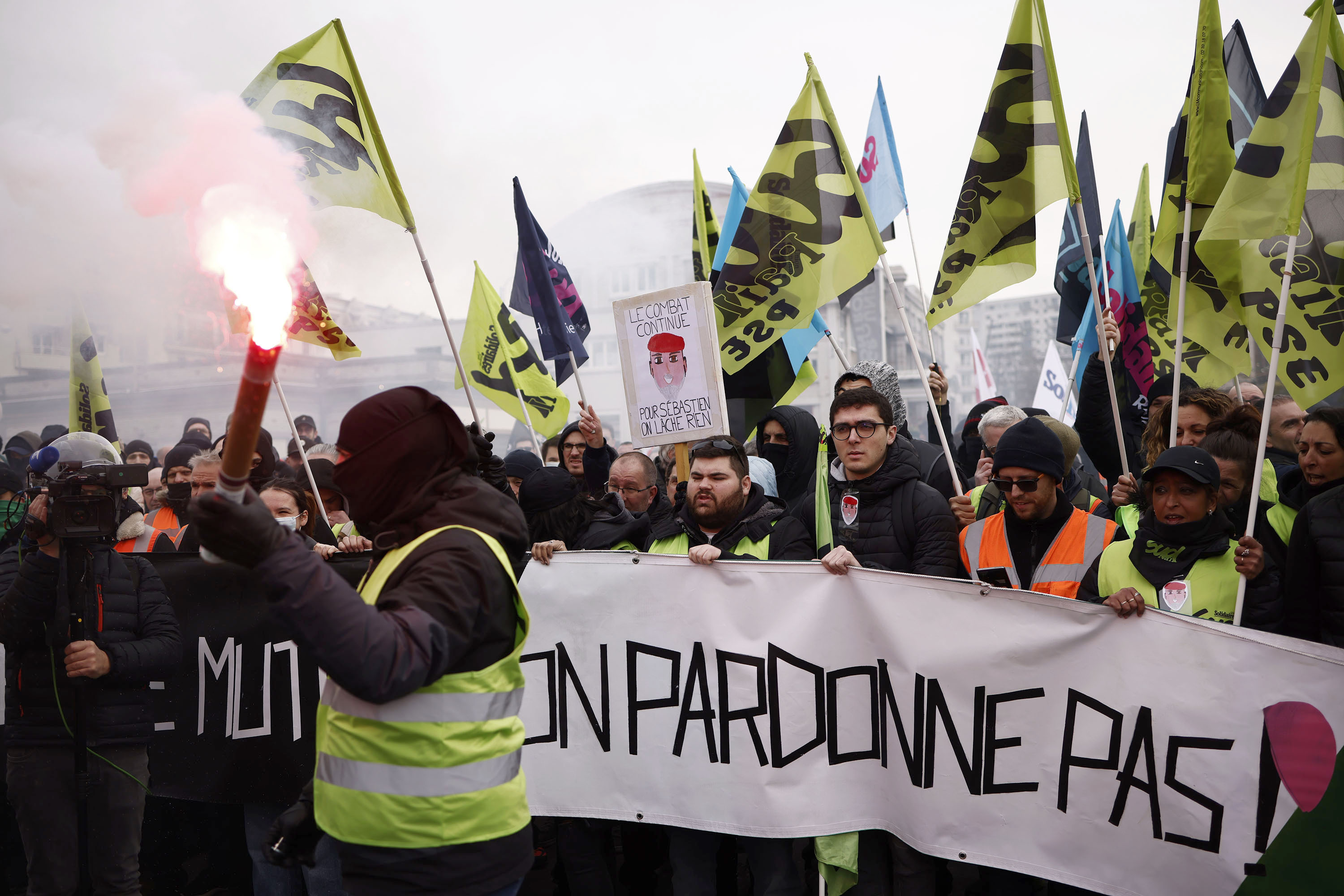 Imobile vandalizate și ciocniri violente cu poliția, în Franța, în timpul noilor proteste față de reforma pensiilor. 37 de persoane, arestate