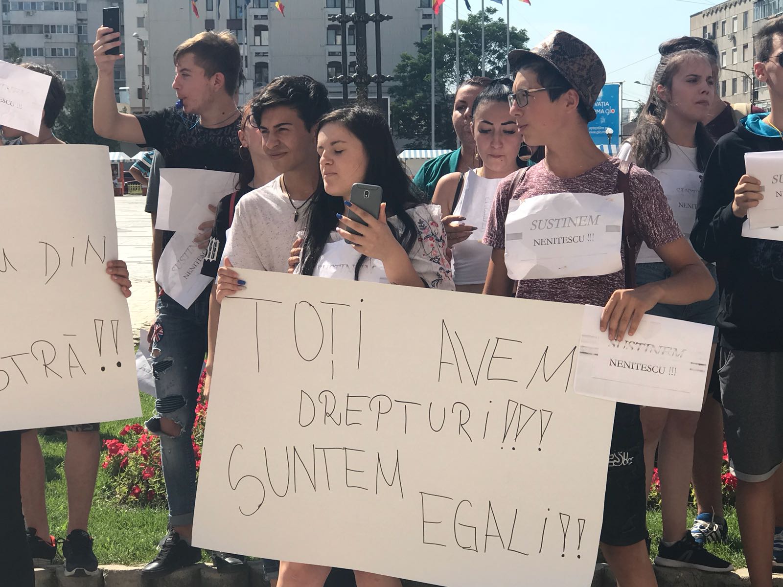 VIDEO&FOTO/ Protest în stradă al liceenilor, la Buzău. Autoritățile vor să îi mute în altă locație sau să îi comaseze