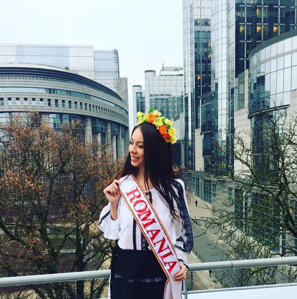 FOTO| Coralia Daciu, Miss Friendship la un concurs în China. A defilat în costumul popular al bunicii, iar în liceu a fost voluntar la Salvaţi Copiii