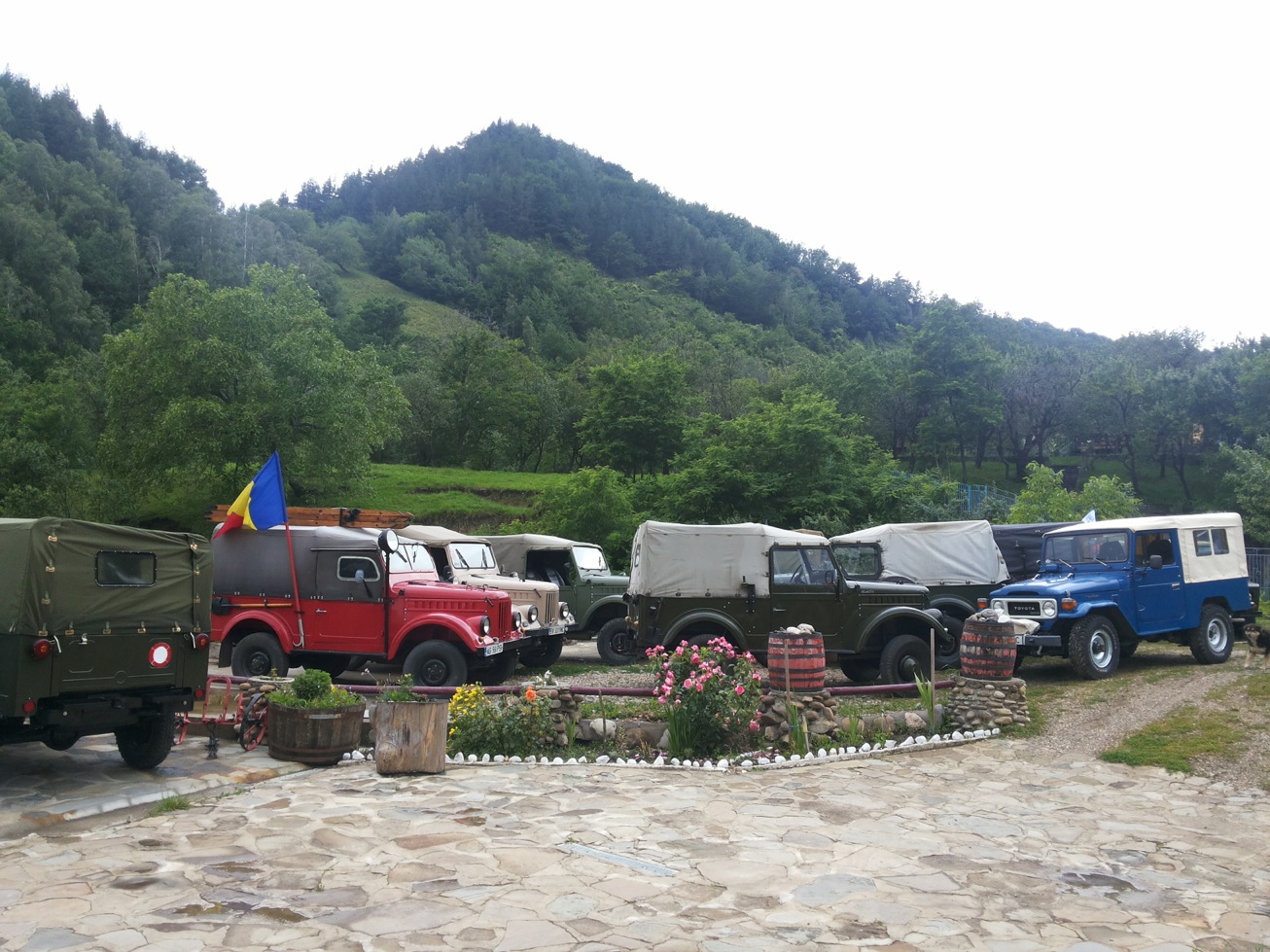Drumeții cu 21 de automobile istorice prin Carpați!
