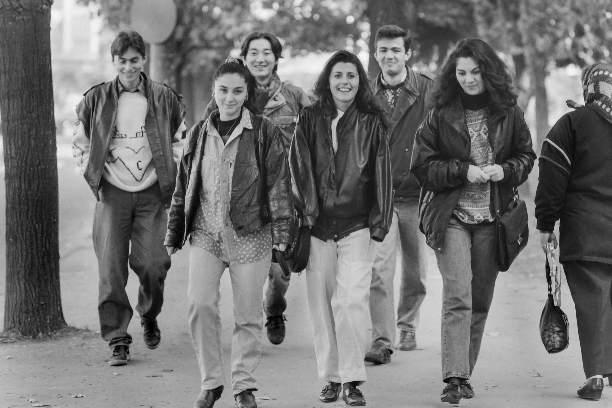 Bucureștiul liber de acum 30 de ani, fotografiat de un japonez aventurier: “Am văzut mulți oameni frumoși și liberi în acele zile”