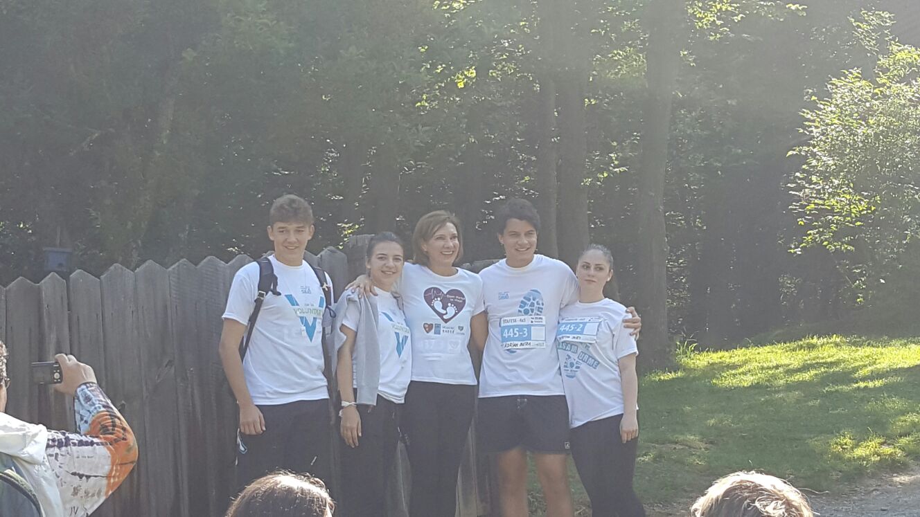 FOTO / VIDEO | Carmen Iohannis a alergat la SemiMaratonul Sibiului. Președintele a așteptat-o la linia de finnish