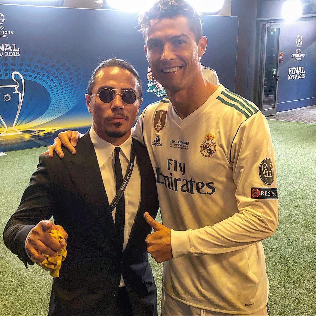 Virusul "Salt Bae"! Bucătarul turc Nusret Gokce a înnebunit planeta: starurile din fotbal, showbizz și greii din politică fac coadă să mănânce din mâna lui