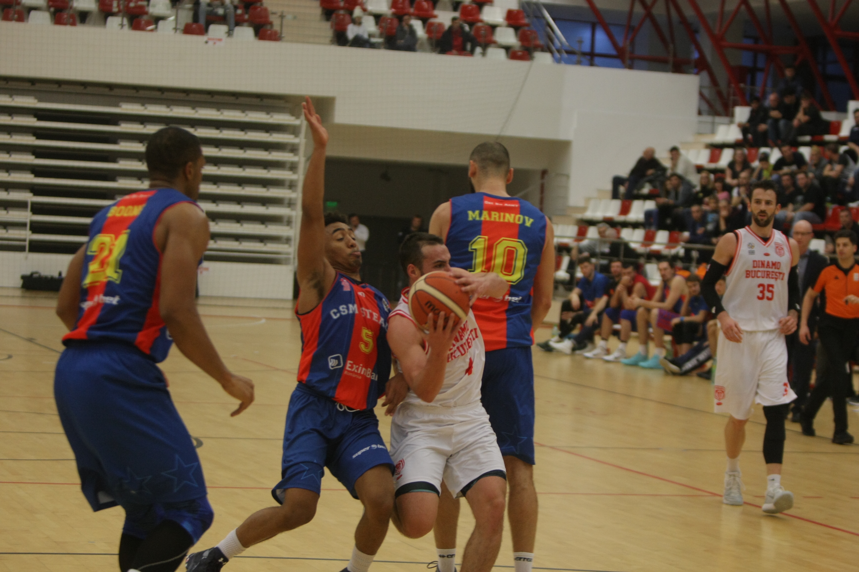 Liga Națională de baschet, etapa a 12-a. Campioana U-BT Cluj, victorie cu scandal la Pitești. Azi s-a jucat Dinamo - Steaua: înfrângere umilitoare pentru gazde | GALERIE FOTO