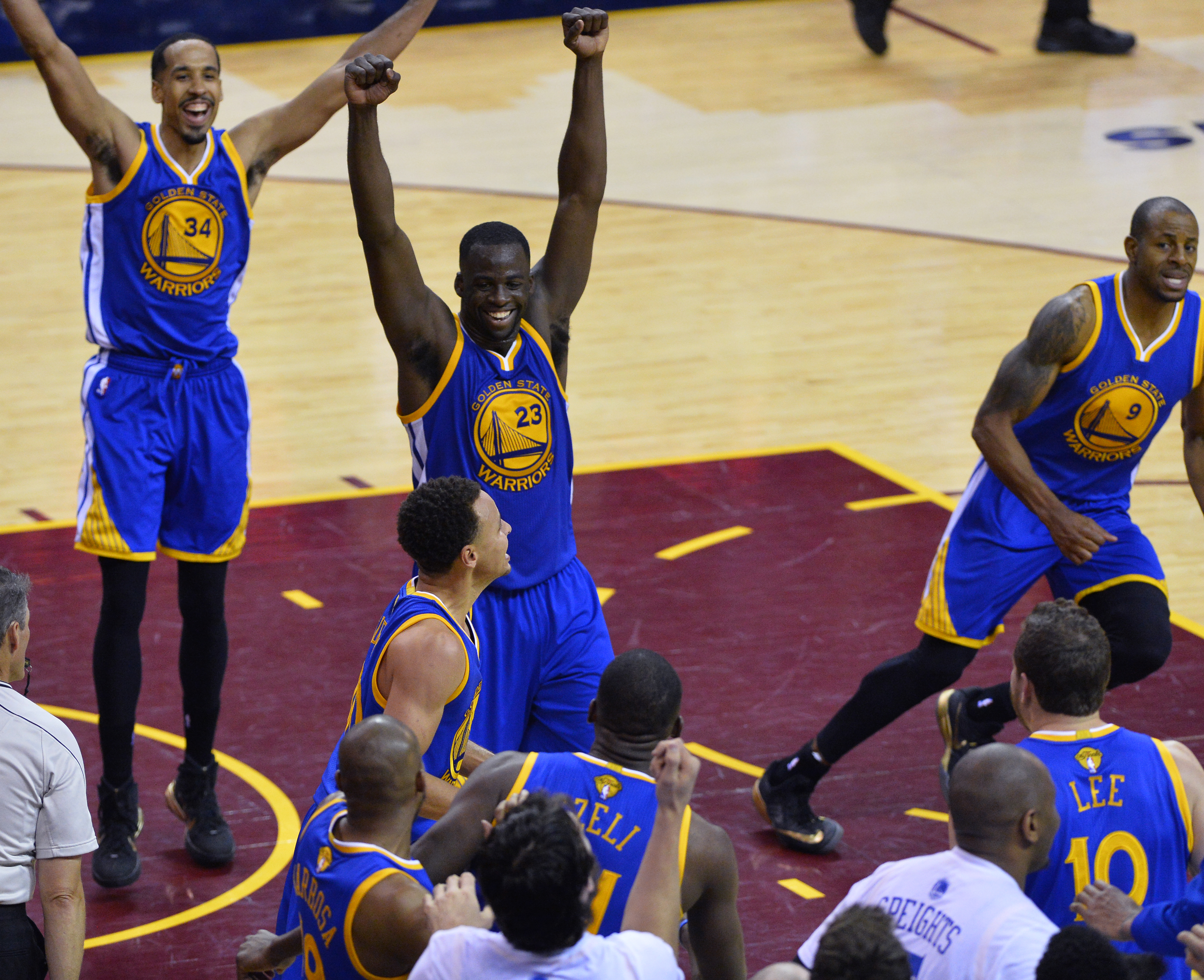 Stephen Curry l-a bătut pe LeBron James. ^Golden State Warrios e noua campioană NBA