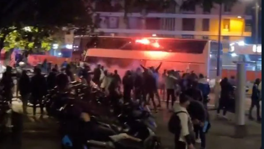 Meciul Marseille - Lyon nu s-a mai jucat, după ce autocarul oaspeților a fost atacat cu pietre, iar antrenorul Fabio Grosso a fost umplut de sânge