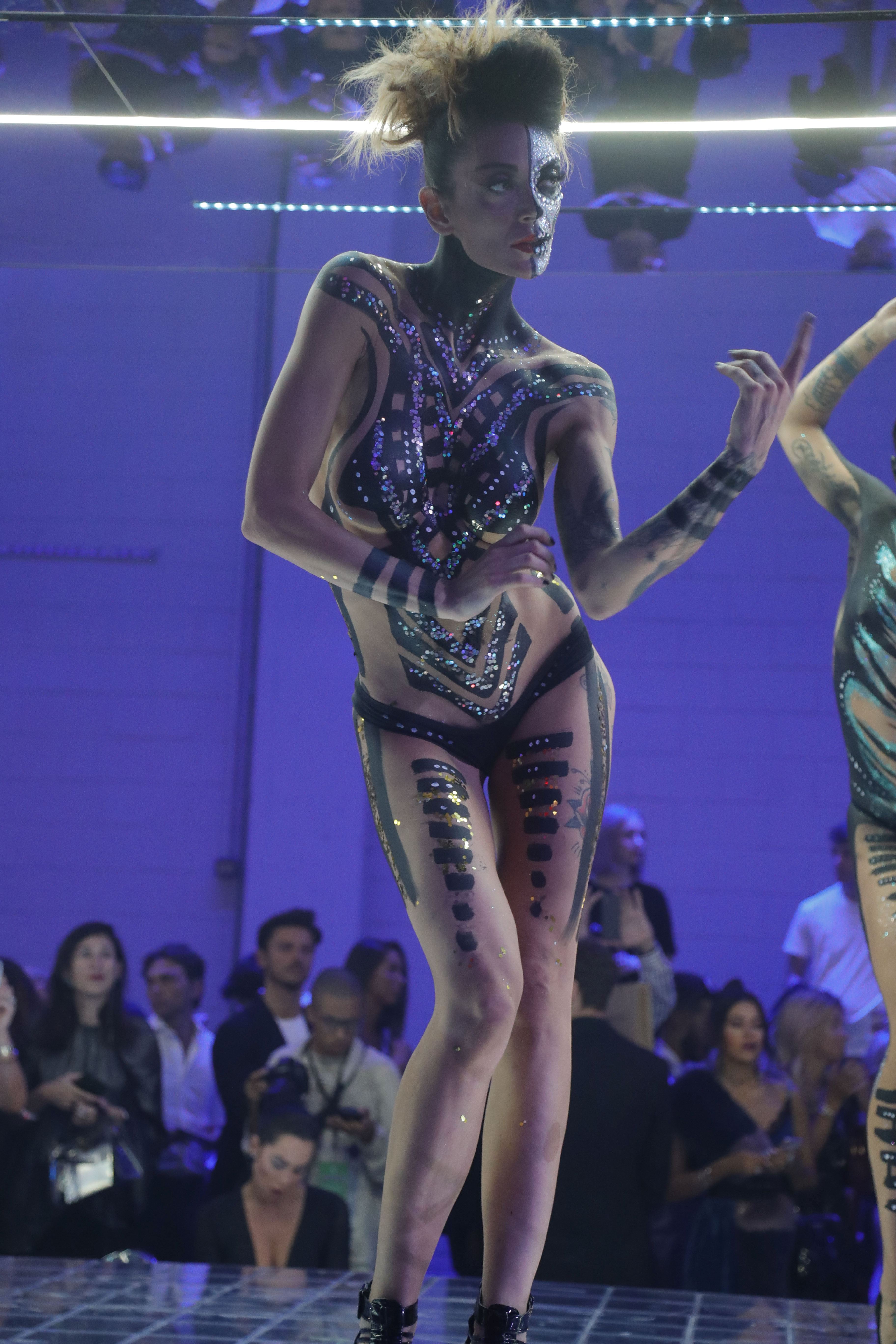 FOTO | Fostul iubit al Mădălinei Ghenea și-a pus manechinele să defileze aproape dezbrăcate la show-ul de modă de la Milano
