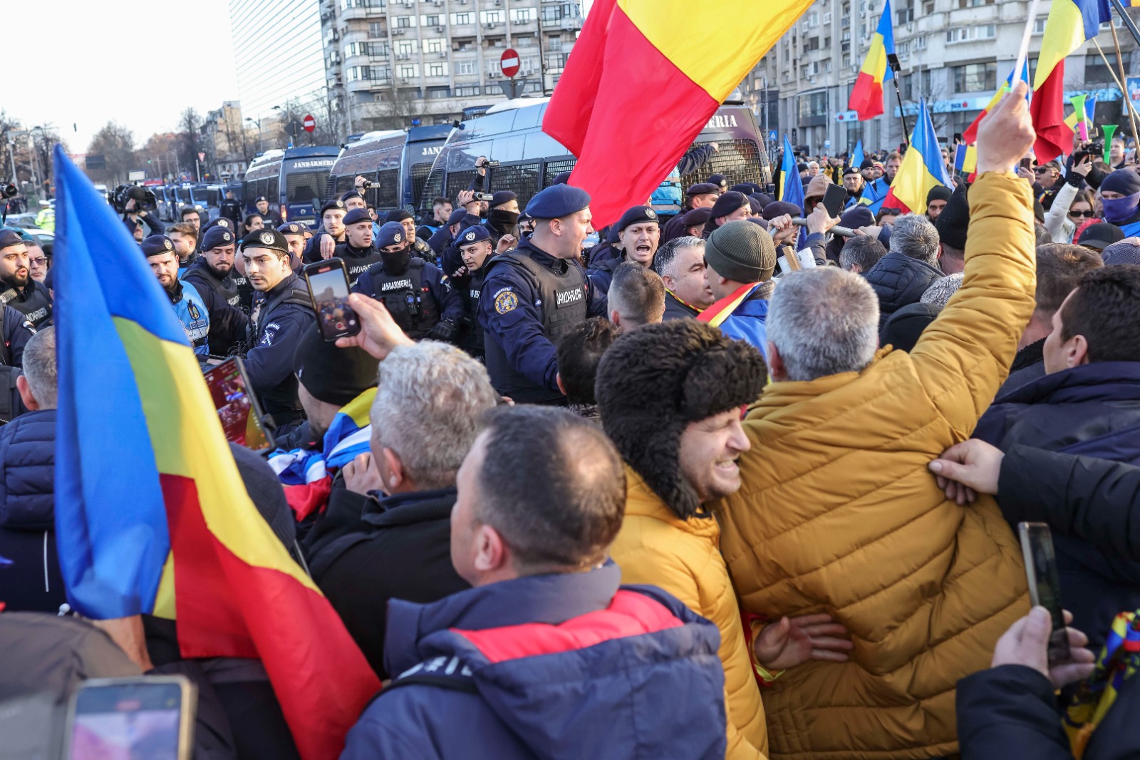 Susținătorii lui Călin Georgescu s-au îmbrâncit cu jandarmii în Piața Victoriei și au aruncat cu petarde și obiecte metalice. Ce amenzi s-au dat