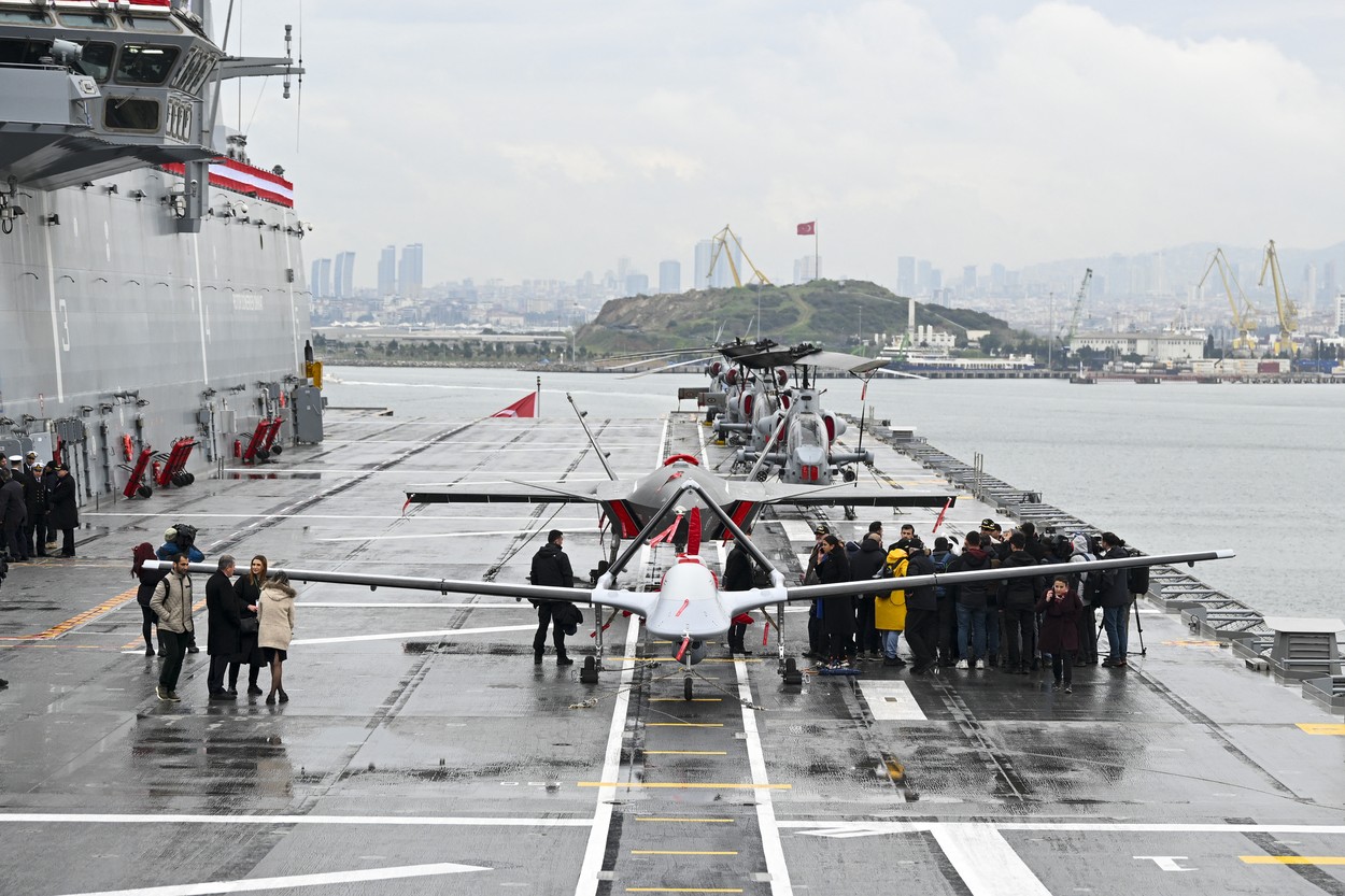 Turcia a lansat primul său portavion, TCG Anadolu, pe care intenţionează să îl adapteze la drone