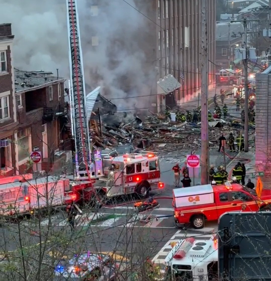 O fabrică de ciocolată a explodat, în Pennsylvania. Sunt doi morți, 9 dispăruți și mai mulți răniți. VIDEO