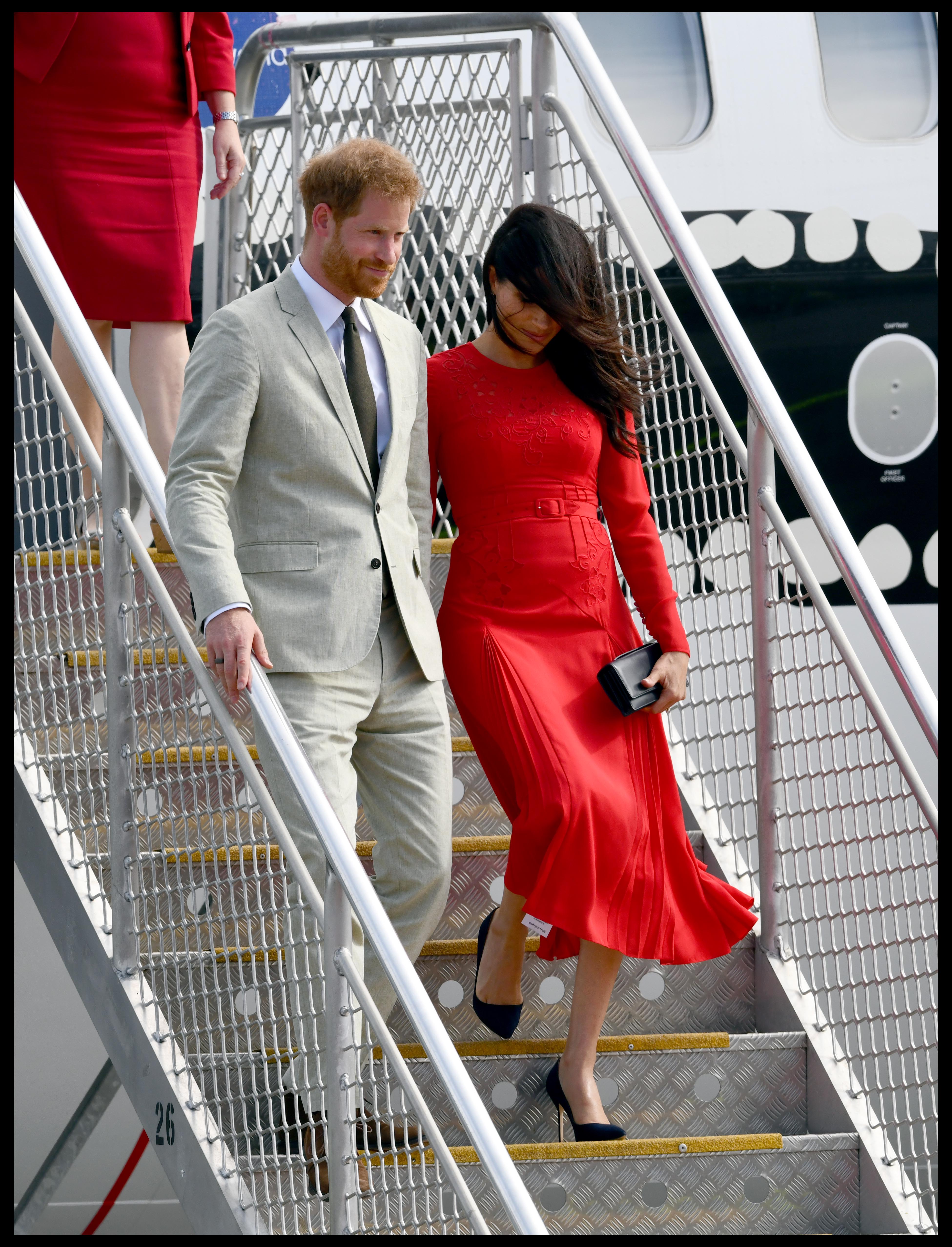 FOTO | Meghan Markle, prima gafă vestimentară de când a devenit ducesă. Ce a pățit soția prințului Harry în văzul tuturor
