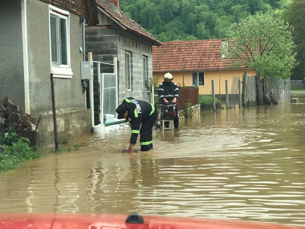 Urmările codului roșu de inundații din Caraș-Severin și Timiș, în imagini (FOTO & VIDEO)