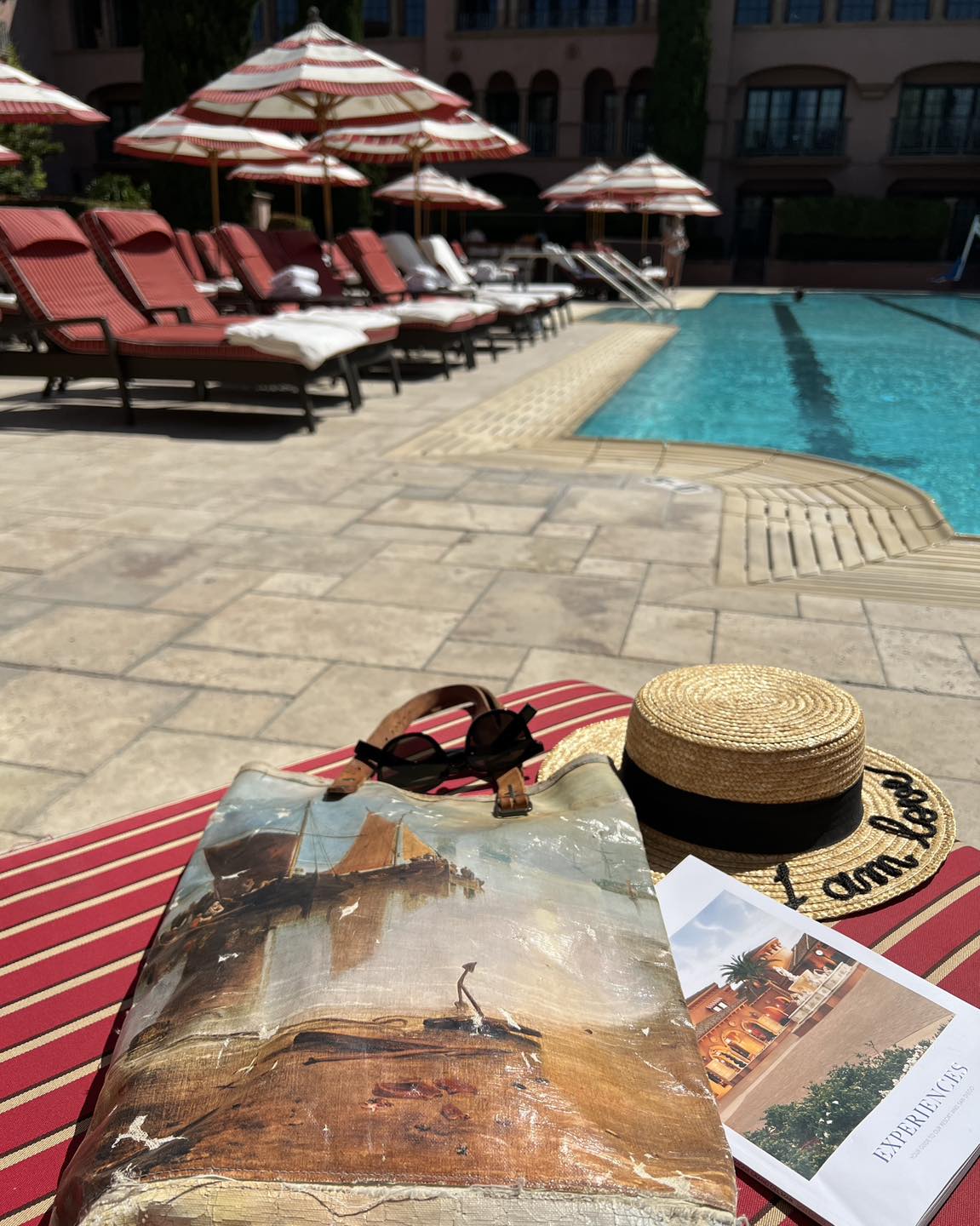 Cum arată Andreea Marin în costum de baie. Vedeta se relaxează la piscină, în America, citind despre sănătate și longevitate
