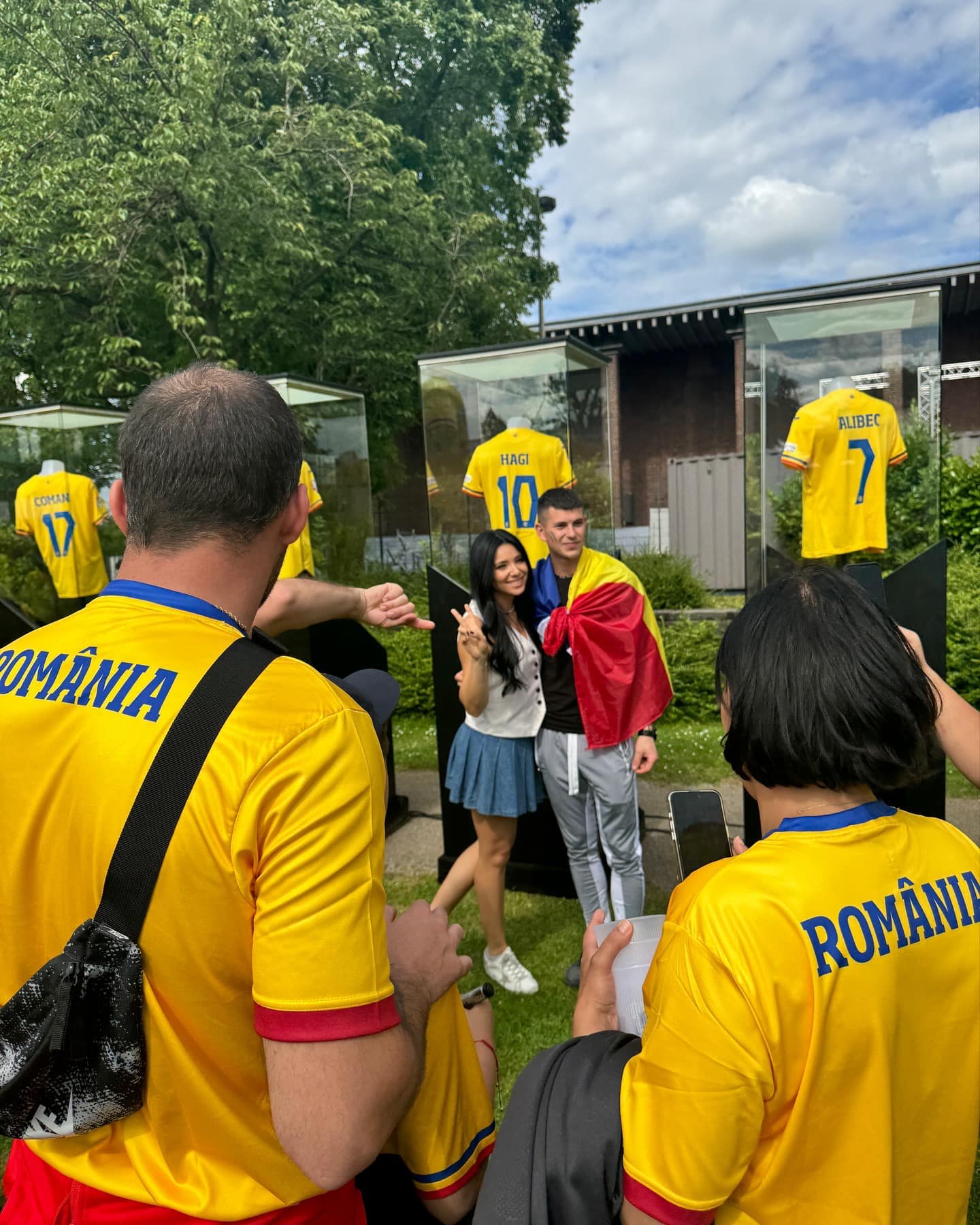 EURO 2024. Cum au apărut Andreea Esca și Corina Caragea la meciul România - Belgia. Prezentatoarele au sărit și scandat cu suporterii