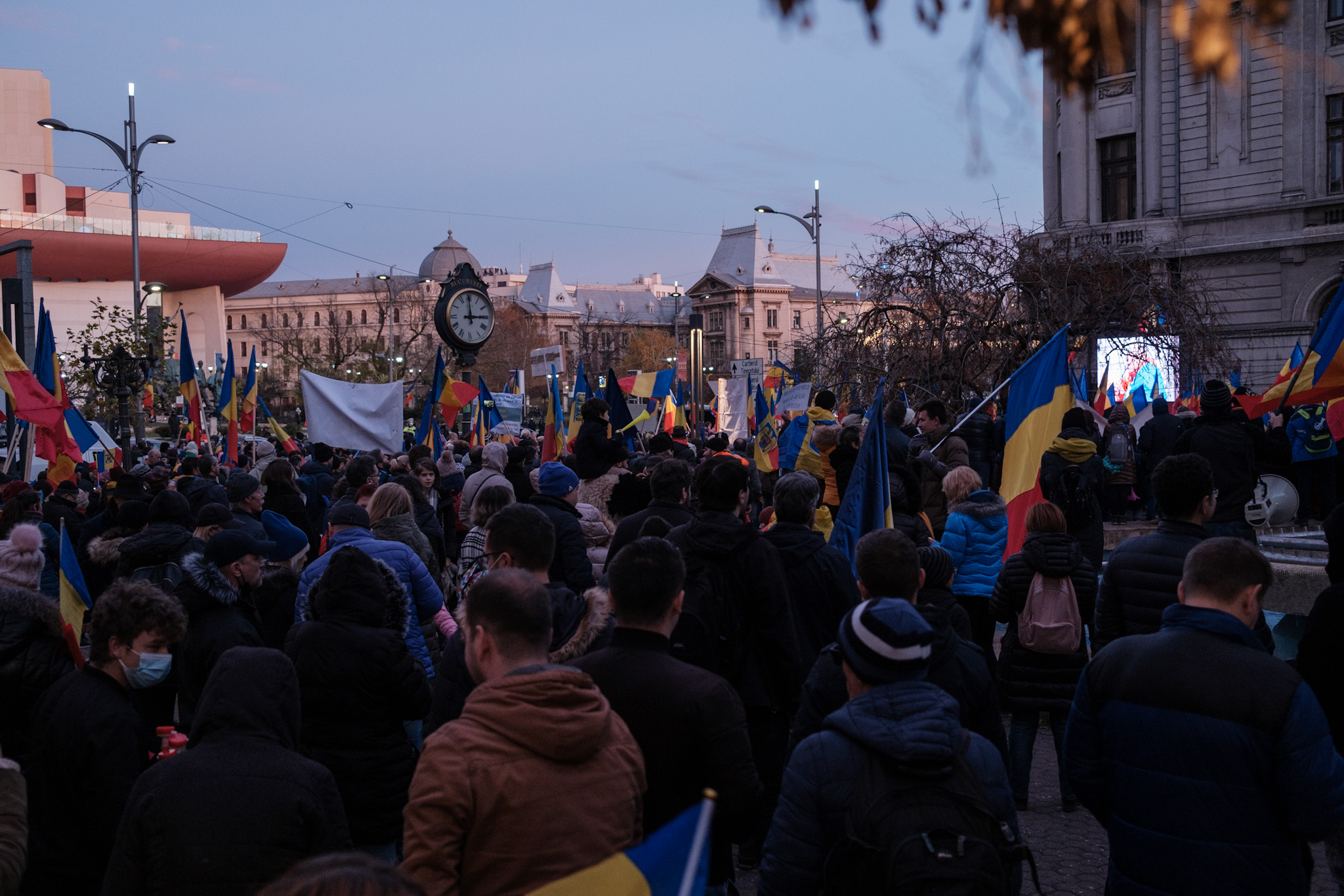 Protest anti-restricții, de Ziua Națională, în București. Sunt câteva sute de persoane în Piața Universității