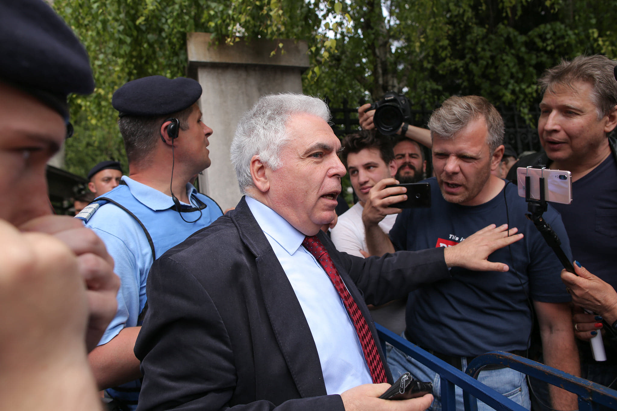 Adrian Severin, huiduit de protestatari la Instanța Supremă. Fostul europarlamentar a cerut anularea condamnării pentru fapte de corupție / FOTO