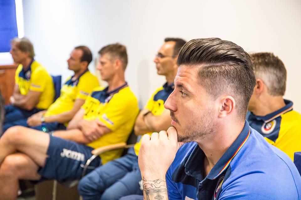 România - Muntenegru. Tricolorii se relaxează în cantonament jucând câte o partidă de ping-pong VIDEO