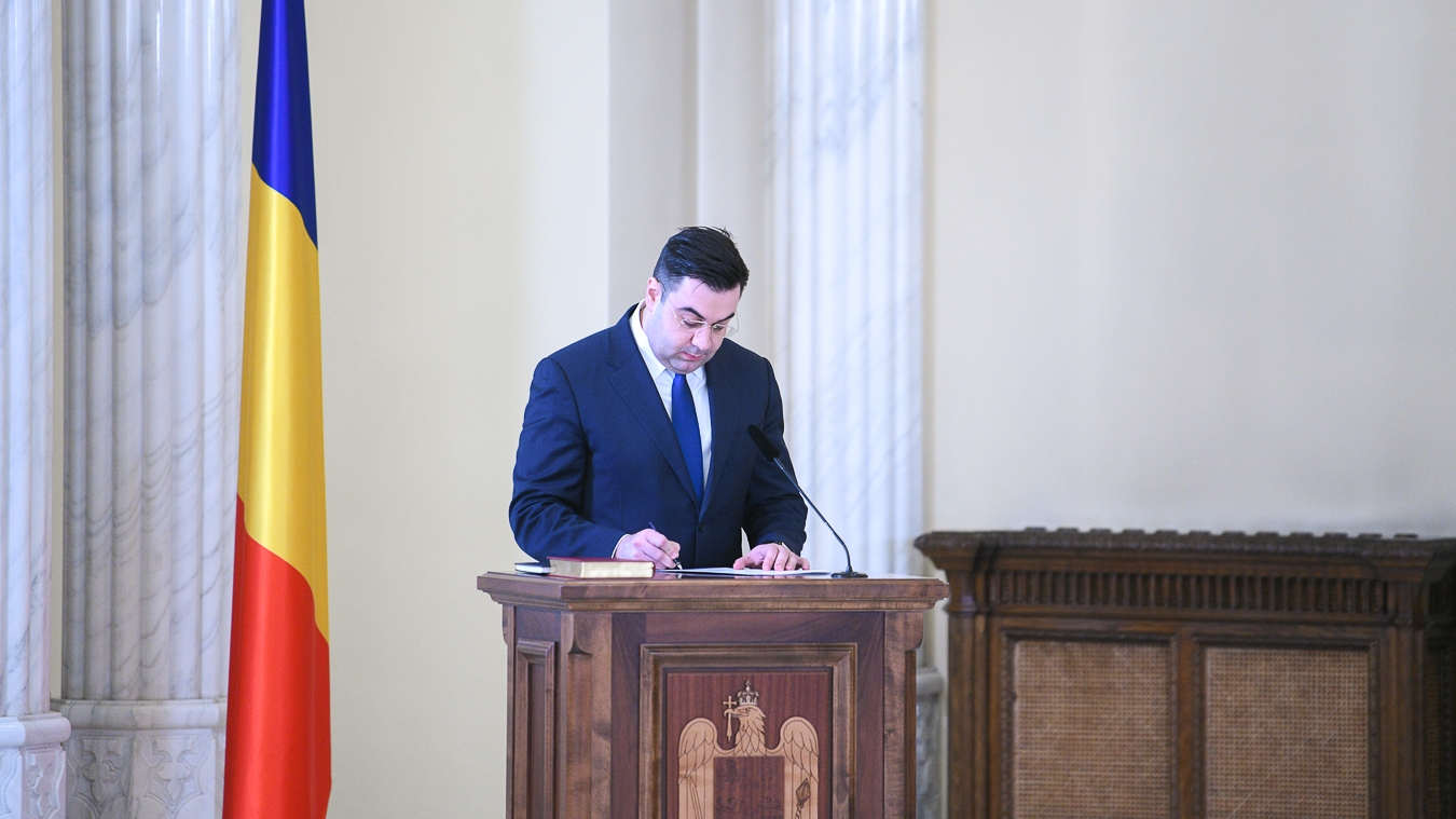 FOTO | Noii miniștri de la Dezvoltare și Transporturi au depus jurământul de învestitură. Preşedintele Iohannis, nicio declaraţie în cadrul ceremoniei