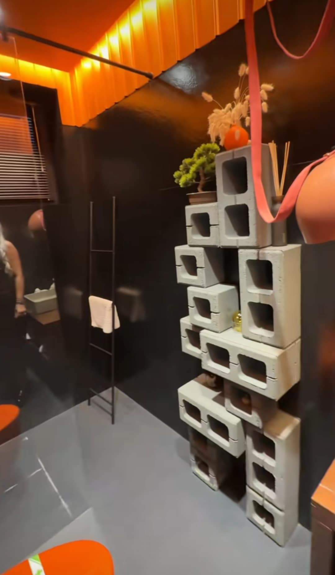 Imagini din noul apartament al Loredanei Chivu. A dat 2.900 de euro pe un frigider portocaliu