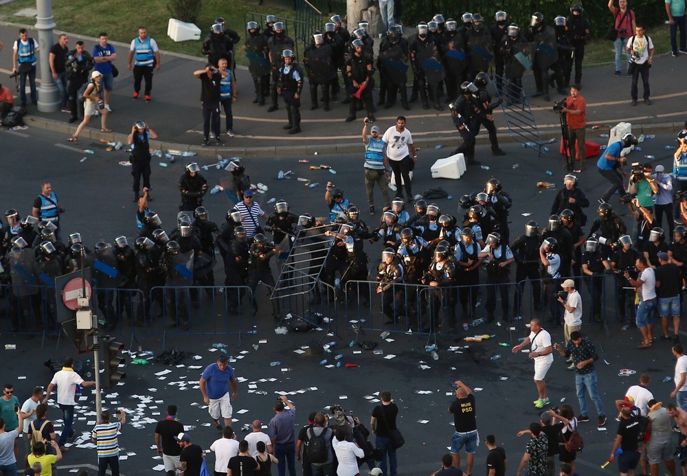 UPDATE. Război de stradă între jandarmi și huligani, în Piața Victoriei. 452 de persoane rănite / VIDEO&FOTO