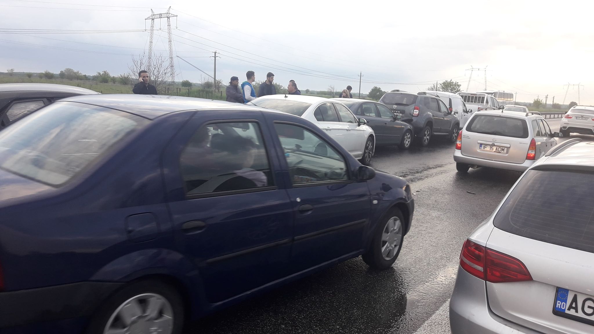 Un accident în care au fost implicate nouă mașini a avut loc pe autostrada București - Pitești. Un copil de trei ani a fost rănit