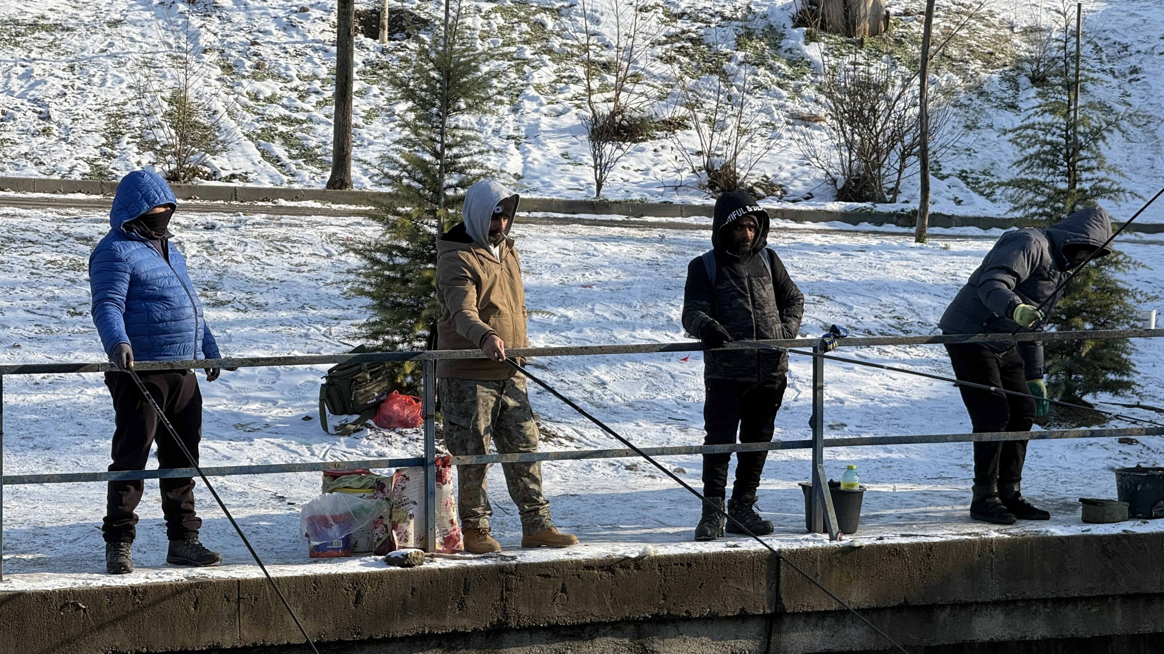 „Mi-e rușine că am muncit o viață și tot tremur pe baltă pentru mâncare”. Cum arată viața pescarilor amatori într-un weekend geros de ianuarie, în Colentina