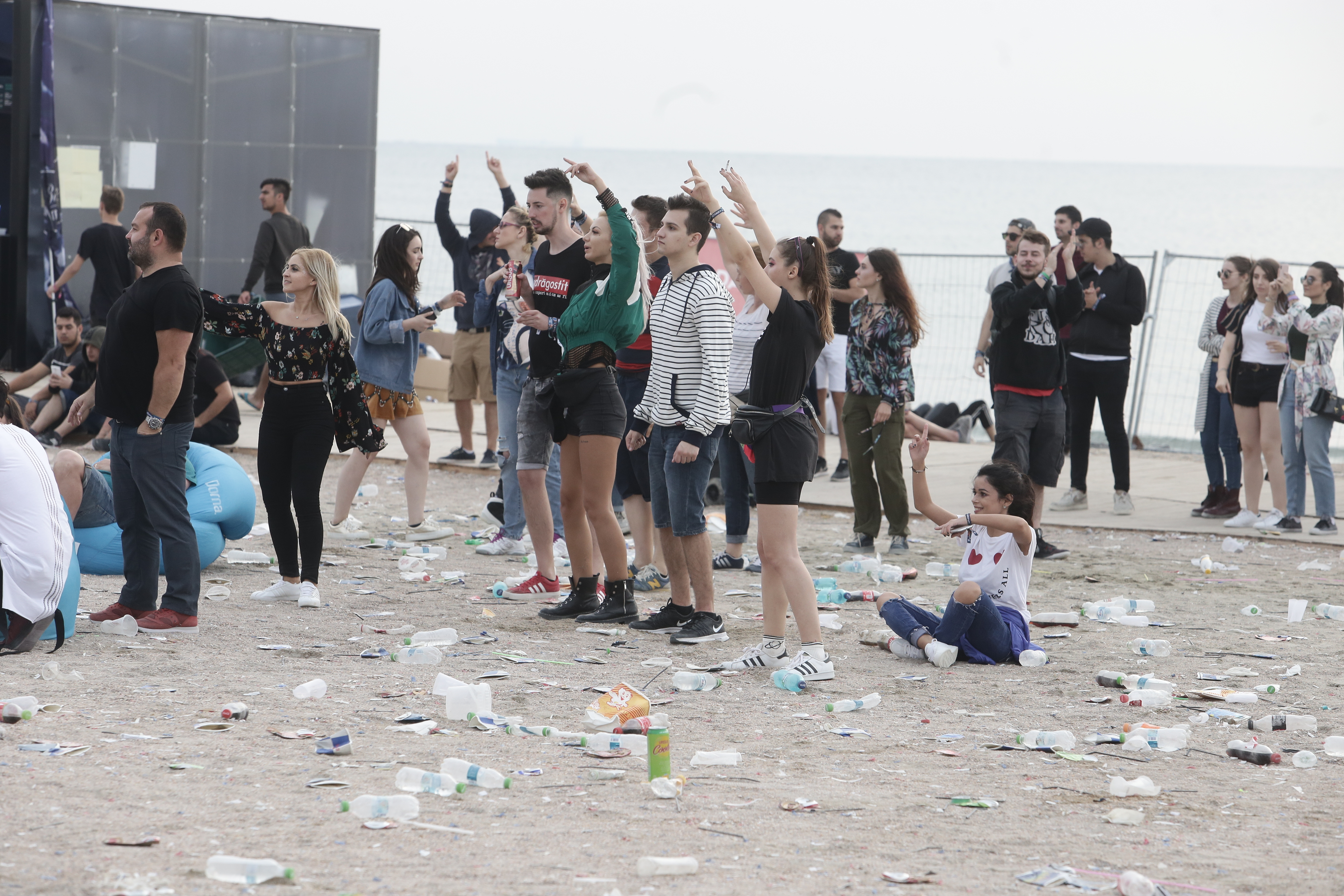 GALERIE FOTO/ Zori de zi la Neversea 2018. Ultraviolete pe covorul de pet-uri