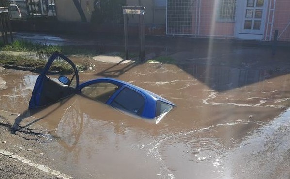 Ilyet még nem láttunk – csőtörés után elnyelte a föld az autót Budapesten – megdöbbentő fotók