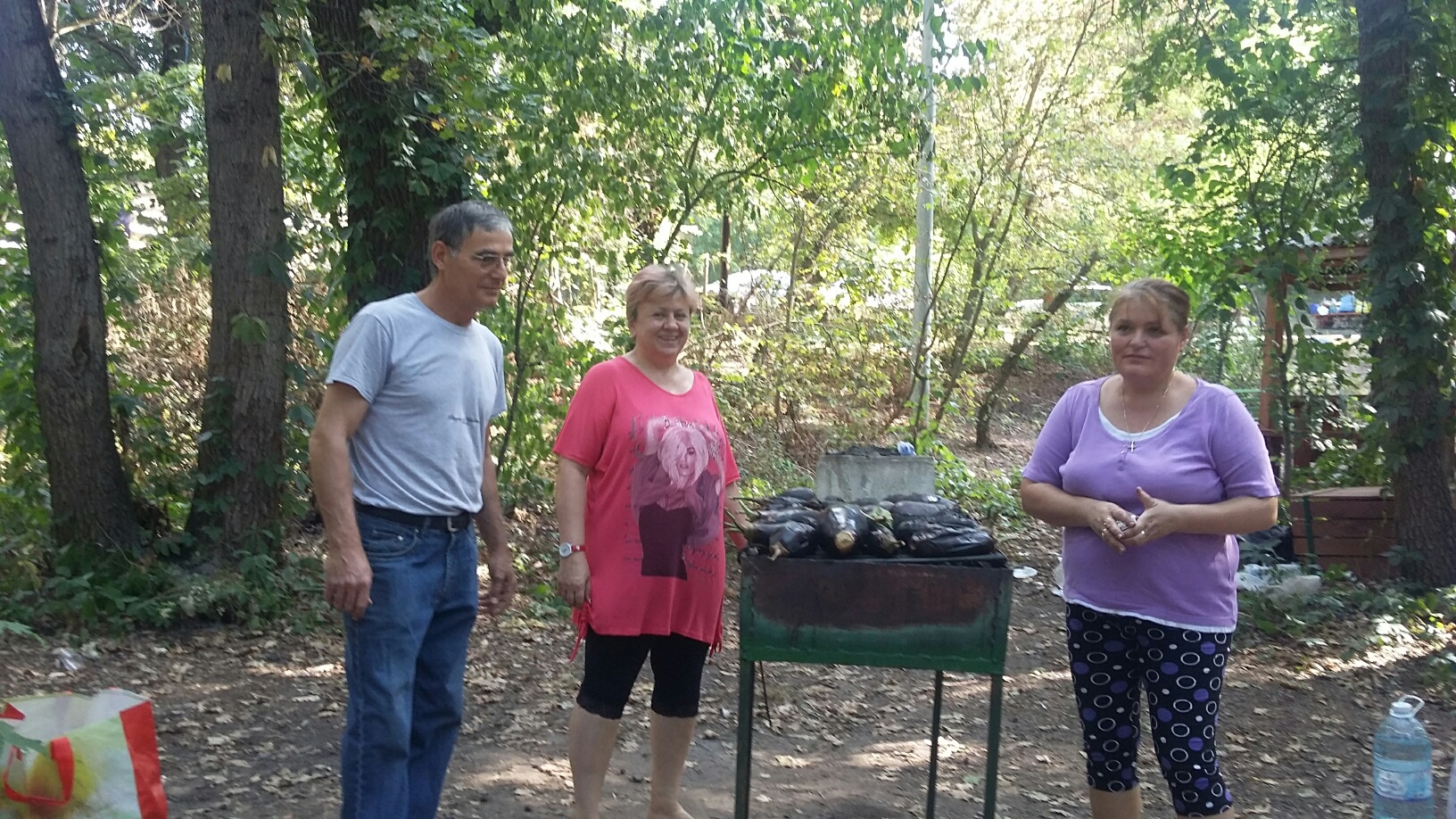 Gospodinele din Galați își fac zacuscă la plajă și la pădure / GALERIE FOTO
