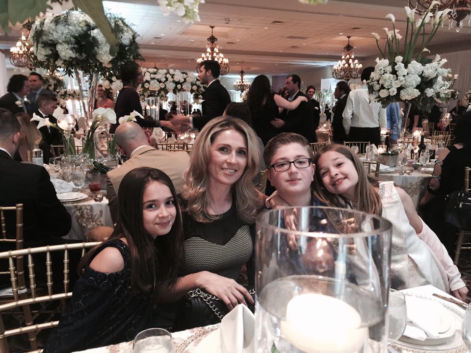 FOTO | O mamă a trei copii născuți în America a fost deportată în Albania fără a i se permite să-și ia rămas bun de la familie